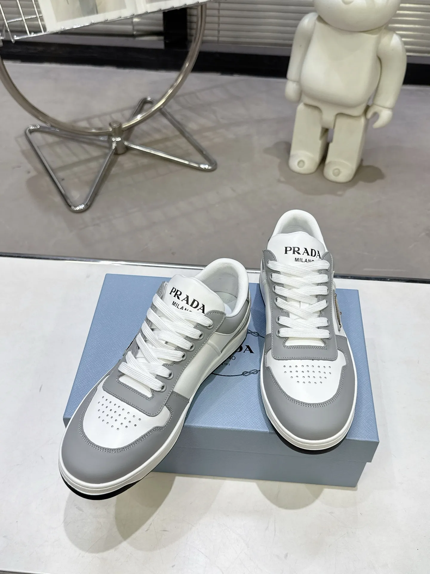 👟👟Ex-factory price 580👟👟 Couple style Prada Latest Downtown Bold series Triangle logo Casual sneakers White shoes Original purchase, development and production Downtown Bold sneakers are inspired by the basketball shoes of the 1980s, with a sporty design and exquisite details. Crafted from perforated leather, the statement platform sole provides a unique, modern style. The Prada logo is interpreted from different angles, decorated with the iconic enameled triangular metal logo, highlighting the unique classic style. Exquisite packaging at the delivery counter🛍📦 ▪️Fabric: Original custom imported first-layer cowhide ▪️Lining: Original imported soft sheepskin ▪️Outsole: Original open-molded rubber bottom material ▪️Size: Women's 35-40 Men's 39-45